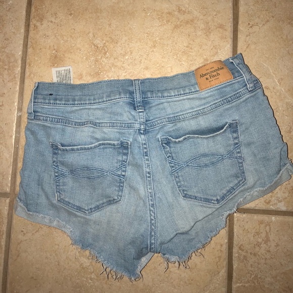 Abercrombie light wash denim shorts - Picture 2 of 3